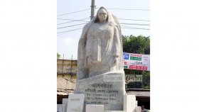বেগম রোকেয়ার ভাস্কর্য উন্মোচিত, ছিলেন না রসিকের কেউ