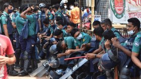 টানা ডিউটিতে ‘ক্লান্ত’ পুলিশ