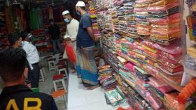 লালবাগে কাপড়ের দোকান খোলা রাখায় জরিমানা