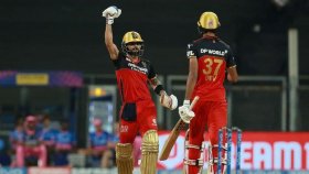 মোস্তাফিজদের নখদন্তহীন বোলিং, জয়ে শীর্ষে কোহলিরা