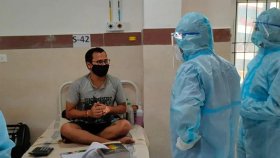 কোভিড হাসপাতালে কী পড়ছেন তিনি!