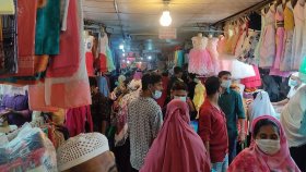 শপিং মলে স্বাস্থ্যবিধি মানাবে কে?