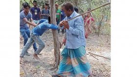শারীরিক প্রতিবন্ধীসহ ৩ জনকে গাছে বেঁধে নির্যাতন