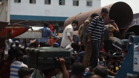 সকাল থেকে যাত্রীবাহী ফেরি বন্ধ