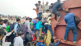 বিকালে শিমুলিয়া ঘাটে যাত্রীর ঢল