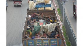 ত্রিপল ঢাকা ট্রাকে মানুষ আসছে রংপুর অঞ্চলে