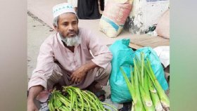 স্কুল শিক্ষক এখন কচু বিক্রেতা!