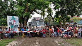 ঈদে দেশে ফিরতে হিলি চেকপোস্টে ভারতীয় ট্রাক চালকদের অবস্থান