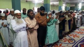 দিনাজপুরে ‘কমিউনিটি সেন্টারে’ ঈদের জামাত