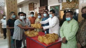 কোয়ারেন্টিনে থাকা ভারতফেরত ২৫২ জনের মাঝে খাদ্য বিতরণ