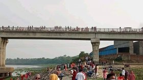 বিনোদন স্পট বন্ধ, তাই খোলা মাঠ বা নদীর ধারে