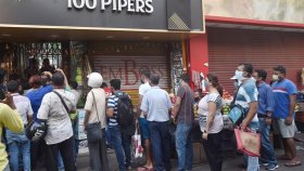 পশ্চিমবঙ্গে মদের দোকানে দীর্ঘ লাইন