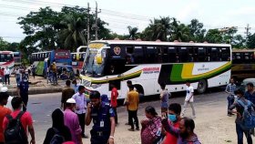 নিষেধাজ্ঞা অমান্য করা দূরপাল্লার বাসের বিরুদ্ধে পুলিশের কঠোর অবস্থান