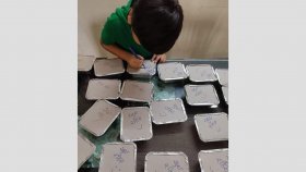 খাবার যাবে কোভিড রোগীর কাছে, তাই ছেলেটা লিখছে...