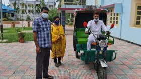 ছাত্রলীগ নেতা ফারুককে অটোরিকশা দিলেন প্রধানমন্ত্রী