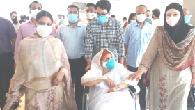 ভ্যাকসিন নিলেন জোবাইদা রহমানের মা