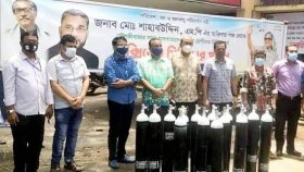 মৌলভীবাজার হাসপাতালে অক্সিজেন সিলিন্ডার দিলেন পরিবেশমন্ত্রী