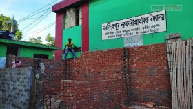 স্কুলের জমিতে ইউপি সদস্যের ব্যক্তিগত দোকান নির্মাণের অভিযোগ