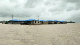 বিলের মাঝখানে উপহারের ঘর, ডুবলো পানিতে