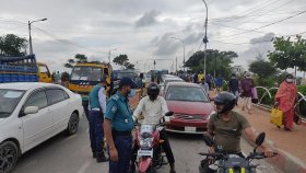 যেমন যানবাহনের চাপ, তেমনি হেঁটে আসা মানুষের