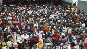 বুঝে না বুঝেই দল বেঁধে ফিরছে মানুষ (ফটোস্টোরি)