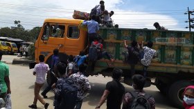 যে যেভাবে পারছেন ফিরছেন