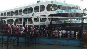 চাঁদপুর ঘাটে যাত্রীর স্রোত, লঞ্চ চলাচল বন্ধ 