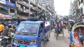 সড়কে বেড়েছে মানুষ ও যানবাহনের চলাচল