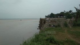 যমুনায় ঝড়ে নৌকা ডুবে নারীশ্রমিক নিখোঁজ, ১০ জনকে উদ্ধার