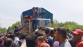 মাইক্রোবাসে ট্রেনের ধাক্কা, বাবা-ছেলে নিহত