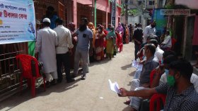 চলছে দ্বিতীয় ডোজের টিকাদান, উপেক্ষিত স্বাস্থ্যবিধি