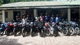 এগারোটি চোরাই মোটরসাইকেলসহ আটক ১০