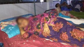 টাকা চুরির অপবাদে মাকে পেটালেন ছেলে