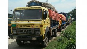 বেনাপোলে শত শত রফতানি পণ্য বোঝাই ট্রাক আটকে পড়েছে