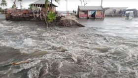 খোলপেটুয়া নদীর বাঁধ ভেঙে ৫ গ্রাম প্লাবিত