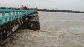 উজানে কমছে বৃষ্টি, নামতে শুরু করেছে নদীর পানি