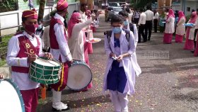 বাদ্যের তালে তালে বিদ্যালয়ে প্রবেশ শিক্ষার্থীদের