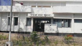 সংঘর্ষ থামাতে গিয়ে হামলার শিকার পুলিশ