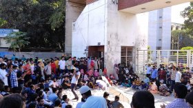 ফেল করেও পাসের দাবিতে অনশন