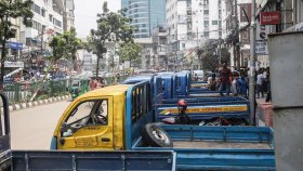তিন লেন সড়কের দুই লেনেই পার্কিং!