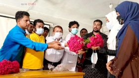 ফুল দিয়ে শিক্ষার্থীদের বরণ করলো ছাত্রলীগ