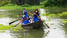 দেড় বছর পর নৌকা নিয়ে বিদ্যালয়ে হাবিবা
