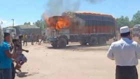 বাংলাবান্ধায় ভারতীয় পণ্যবাহী ট্রাকে আগুন, চালক দগ্ধ