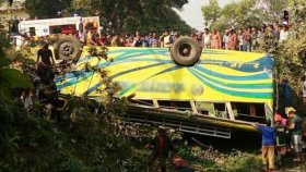মাগুরায় বাস খাদে পড়ে ৪ যাত্রী নিহত, আহত ৫০