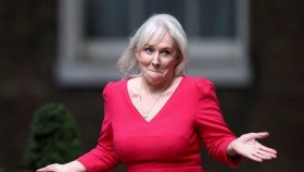 ‘মধ্যযুগীয় বোরকা’ মন্তব্যে বিতর্কে ব্রিটিশ সংস্কৃতিমন্ত্রী