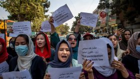 বন্ধ নারী মন্ত্রণালয়ের সামনে আফগান অ্যাক্টিভিস্টদের বিক্ষোভ