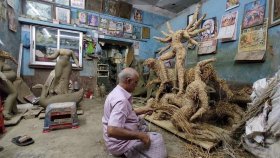দুর্গাপূজাকে ঘিরে ব্যস্ত প্রতিমাশিল্পী,  উদযাপনের কিছু শর্ত শিথিল হতে পারে
