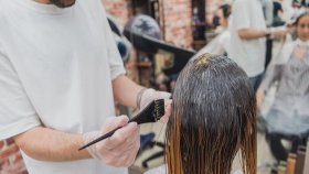 মডেলের চুল কাটায় ভুল, ২ কোটি রুপি জরিমানা