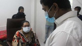 অন্য চিকিৎসকের নাম-পদবী ব্যবহার করে চিকিৎসা