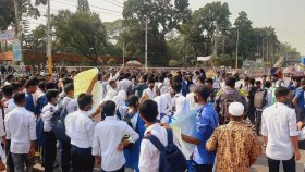 ঢাকা-আরিচা মহাসড়ক অবরোধ করে শিক্ষার্থীদের বিক্ষোভ